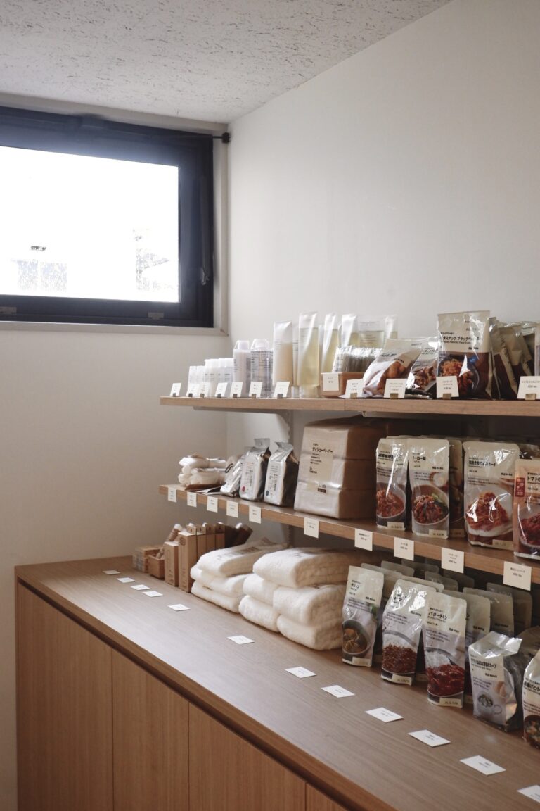 社員寮だった建物で、駅からの距離が遠く、傾斜の厳しいエリアに位置している 空室対策リノベーションならgoodroom 空室対策