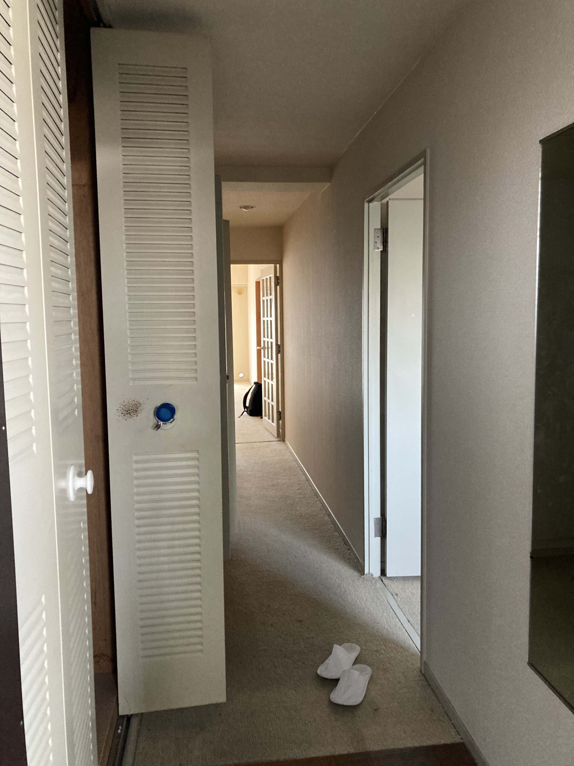 リノベーション前の廊下です。