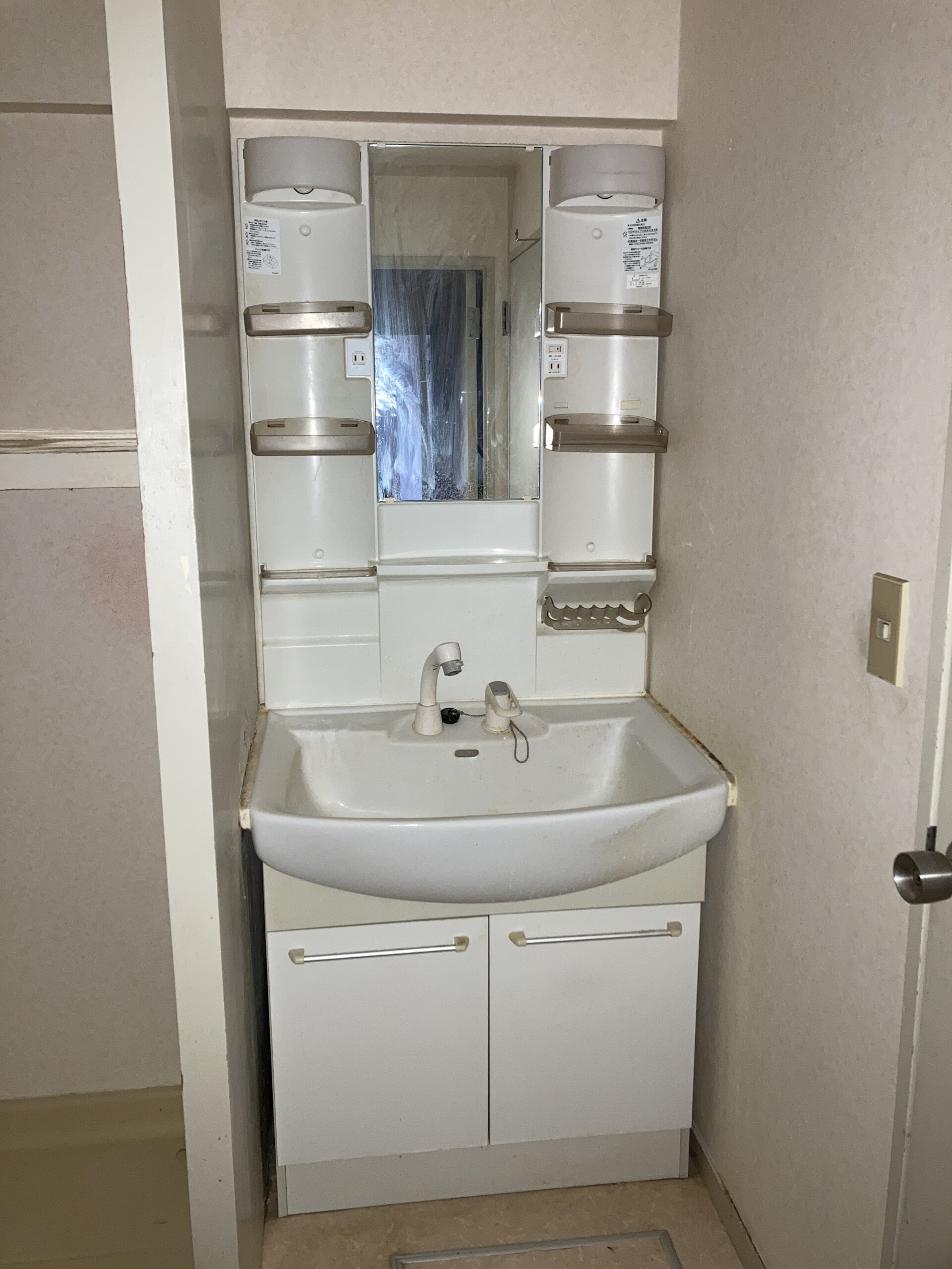 リノベーション前の独立洗面台です。