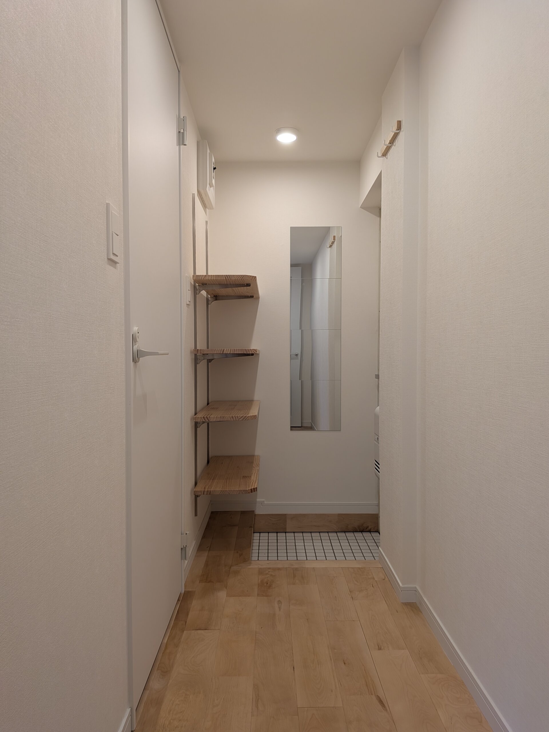 玄関からの視線を遮る建具を設置し、廊下をつくりました。