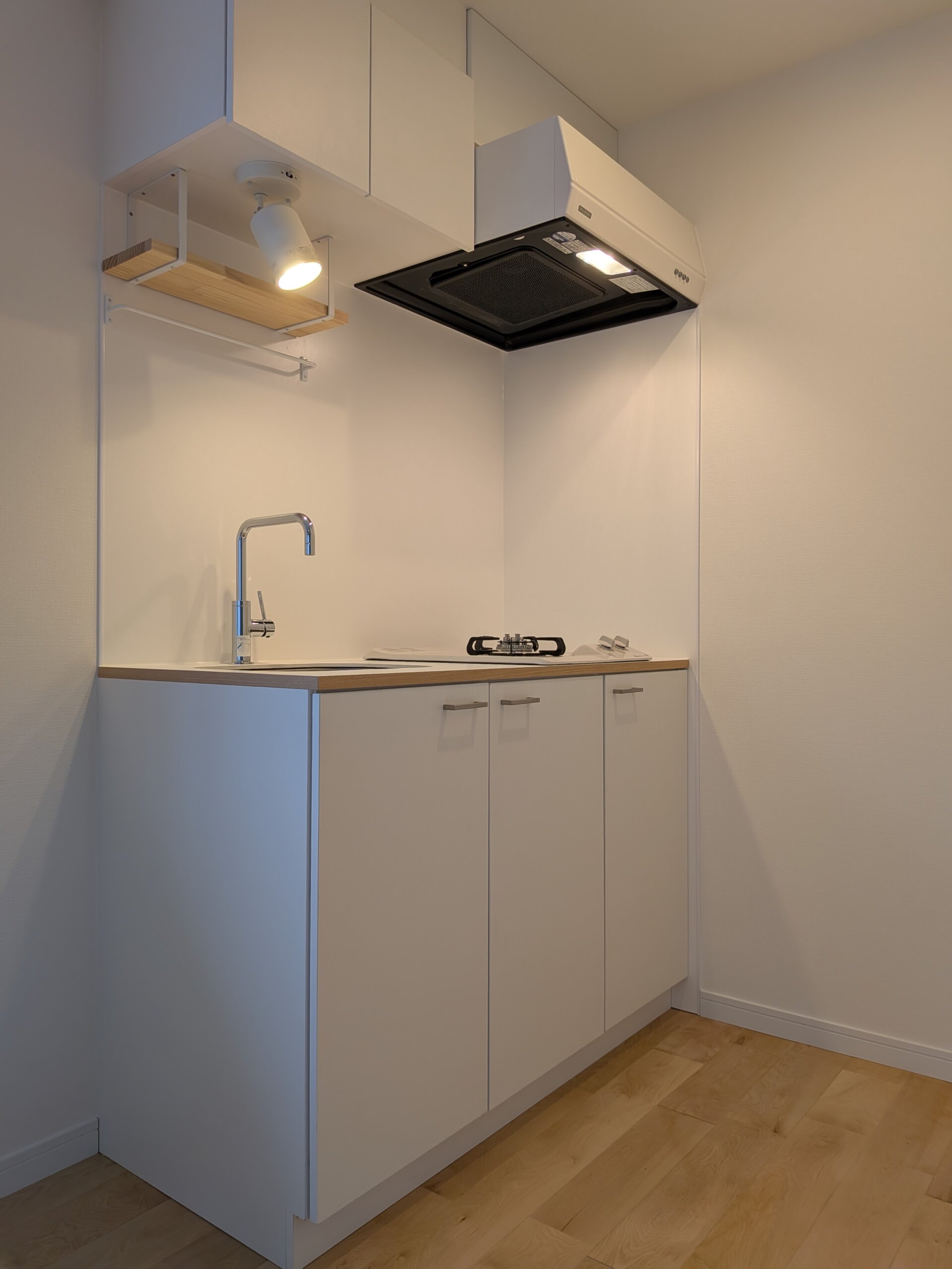 キッチンは場所を移設し、2口コンロを採用。