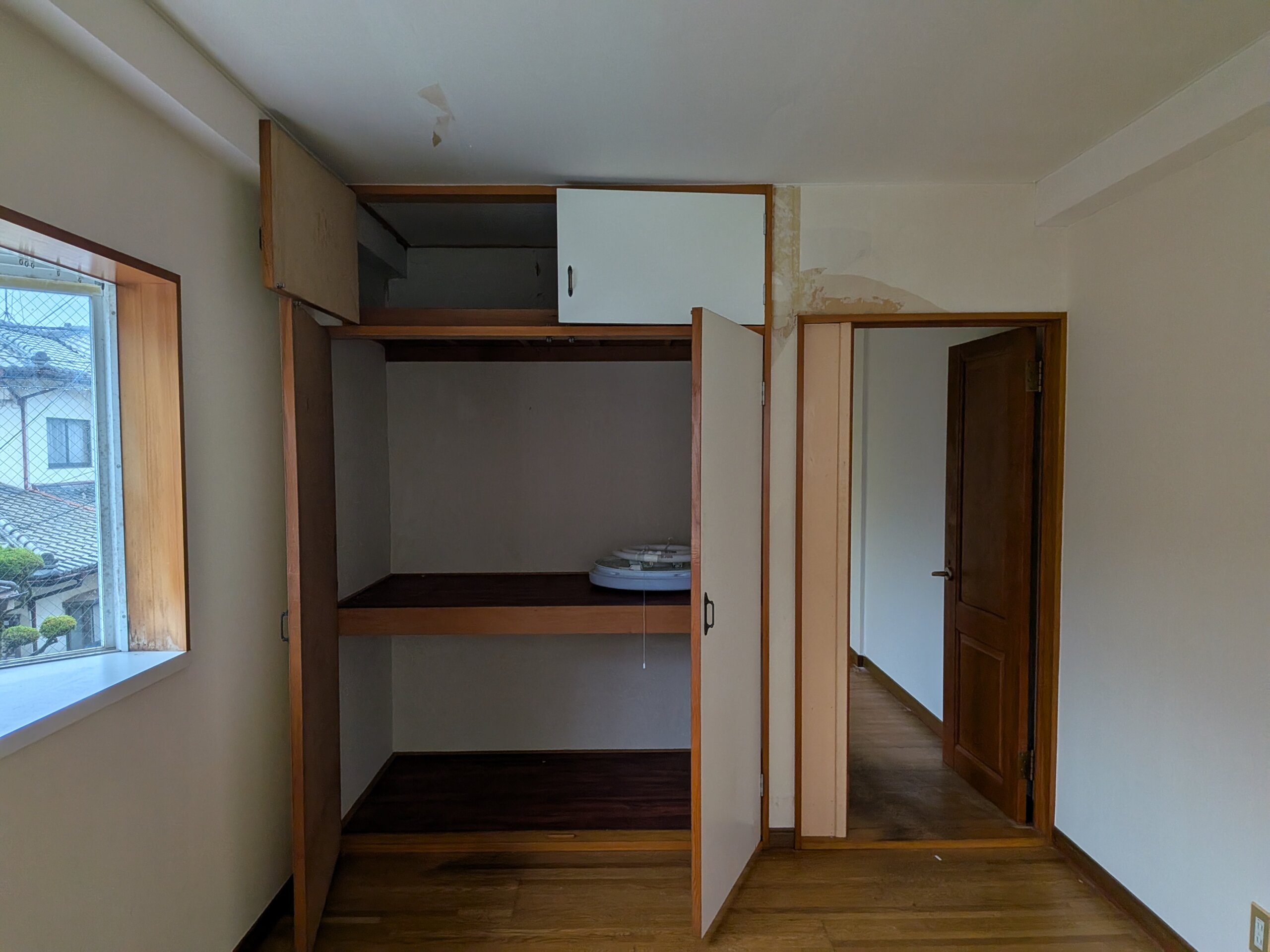 リノベーション前は洋服などがかけにくい押入れタイプの収納でした。